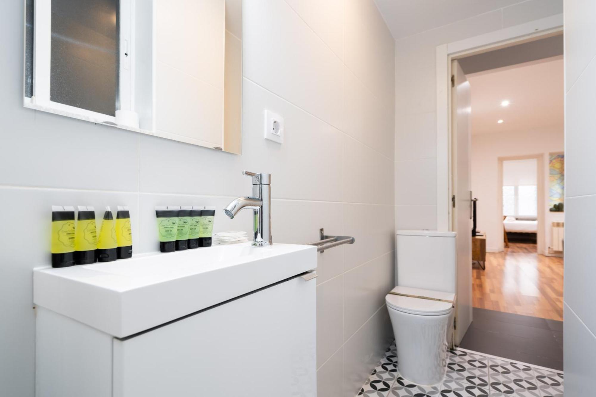 Apartamento En La Plaza De Lavapies Alquiler Temporal Madrid Kültér fotó
